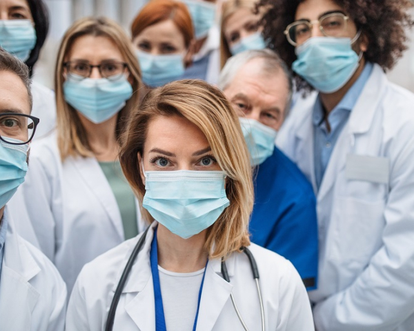 Foto verplegend personeel masker klein.jpg