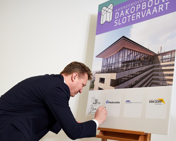 Ondertekening Albert Bok ©Milan Hofmans bijgesneden.jpg